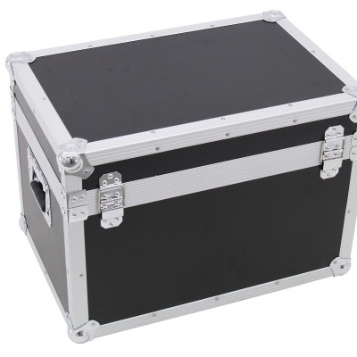 Caixa de transporte preta com bordas metálicas prateadas