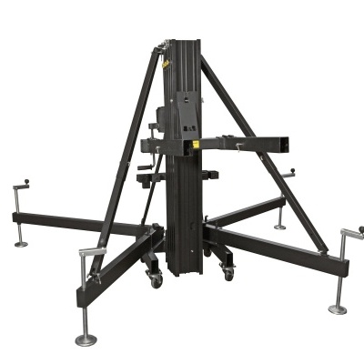 Tripé de suporte metálico preto com base quadrúpede, apoios ajustáveis e rodas