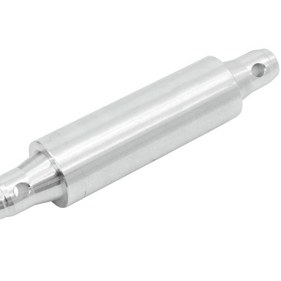 Peça metálica cilíndrica prateada com orifícios nas extremidades