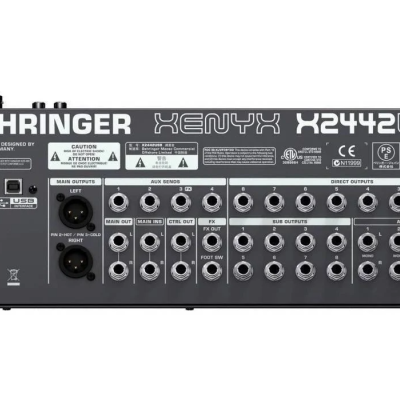 Parte traseira do mixer Behringer XENYX X2442USB com várias entradas e saídas de áudio