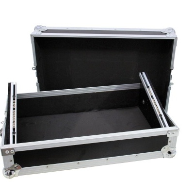 Mala rígida preta com armação metálica e tampa aberta