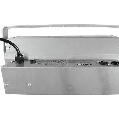 Equipamento metálico prateado com alça e cabos sobre fundo branco