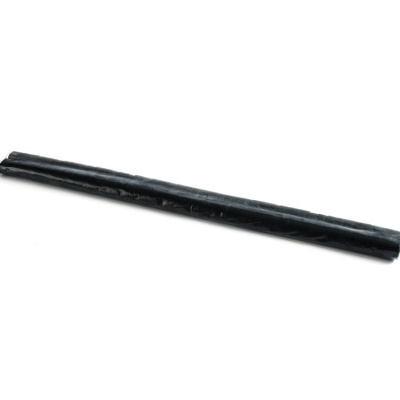 vara preta comprida sobre fundo branco