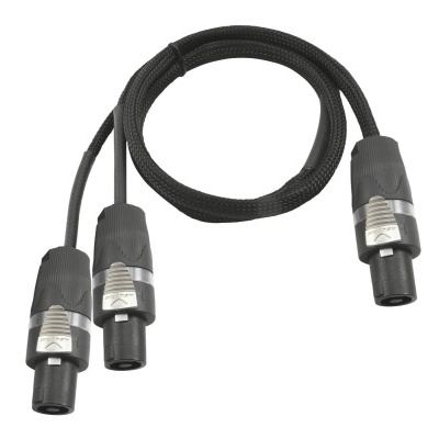 Cabo áudio profissional com três conectores XLR negros e revestimento trançado