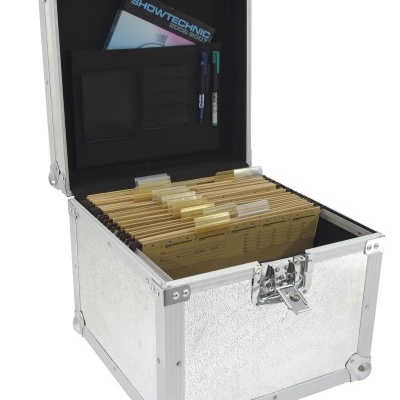 Caixa metálica prateada com pastas suspensas castanhas e folheto 'SHOWTECHNIC' no interior da tampa