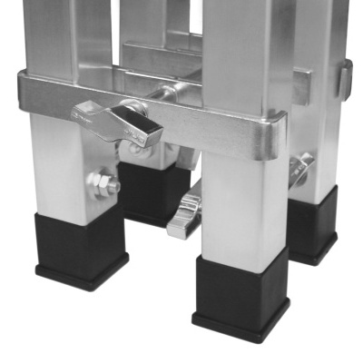 Extremidade metálica com pés de plástico preto e fechos de alavanca