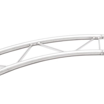 Estrutura metálica curva prateada com tubos e travessas triangulares