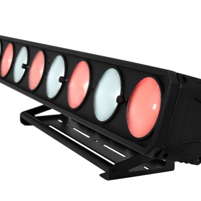 Barra de luz LED preta com lentes vermelhas e azuis em fundo branco