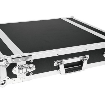 Mala preta retangular com acabamento metálico prateado