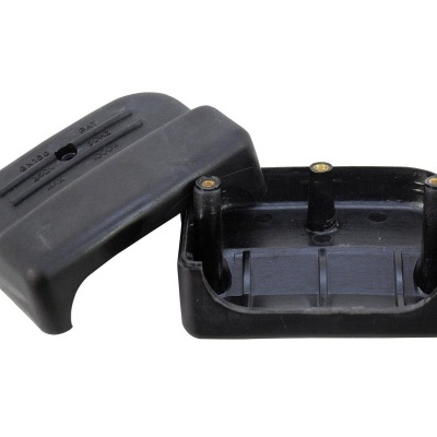 Duas peças plásticas pretas encaixáveis numa tampas ou suporte