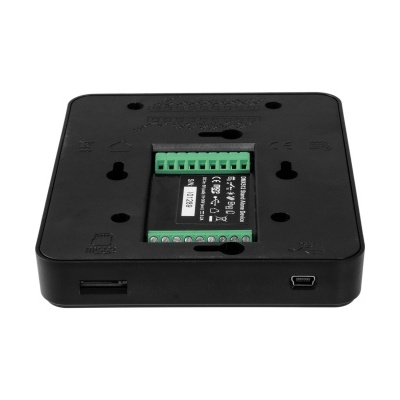 Suporte de montagem preto em plástico com conectores verdes e portas USB