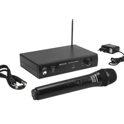 Sistema de microfone sem fios preto com microfone, receptor com antena e cabos