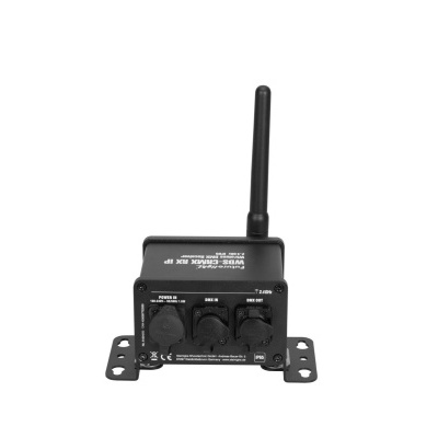 Rádio transmissor-receptor preto com antena vertical e parador de metal com orifícios para montagem