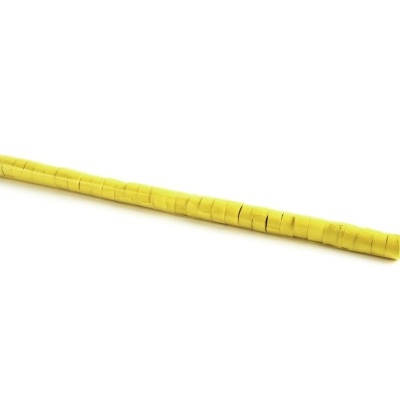 Cabo elétrico com fita isolante amarela em fundo branco