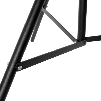 Parte de estrutura metálica preta com parafusos visíveis