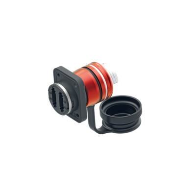 Conector elétrico vermelho e preto com tampa preta numa imagem isolada