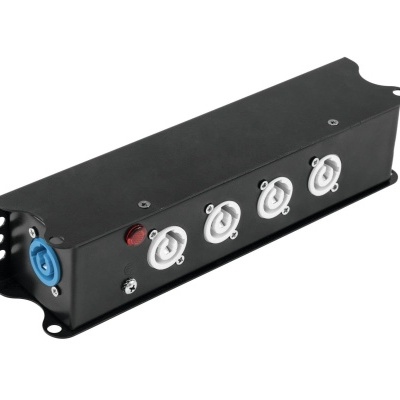 Painel de distribuição elétrica preto com tomadas brancas e azul