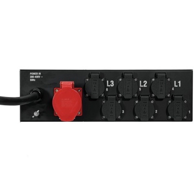 Régua elétrica preta com tomadas vermelha e pretas numeradas em fundo branco