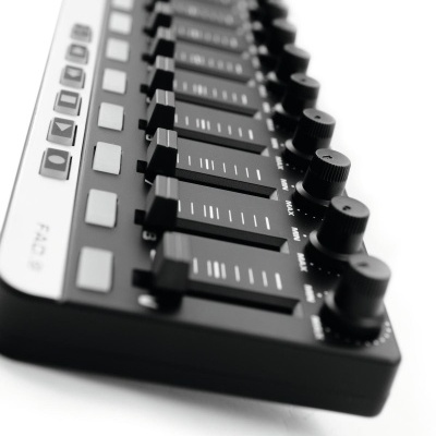 Mesa de mistura de áudio preto com controlos deslizantes e botões rotativos