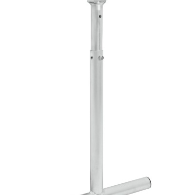 Estrutura metálica prateada com tubo vertical e suporte no topo