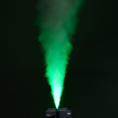 Máquina de fumo preta a emitir fumo verde sobre fundo escuro