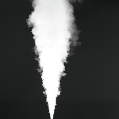 Máquina de fumos a emitir vapor branco