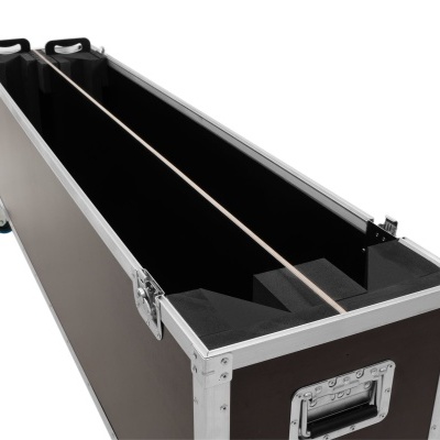 Mala de transporte preta com interior acolchoado e estrutura metálica