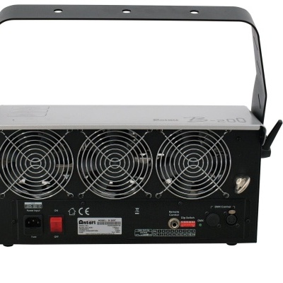 Dispositivo eletrónico preto com três ventoinhas e suportes de fixação