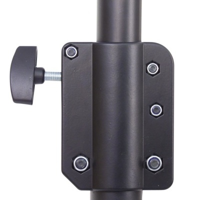 Fecho ajustável em metal preto com base quadrada e botão de aperto lateral