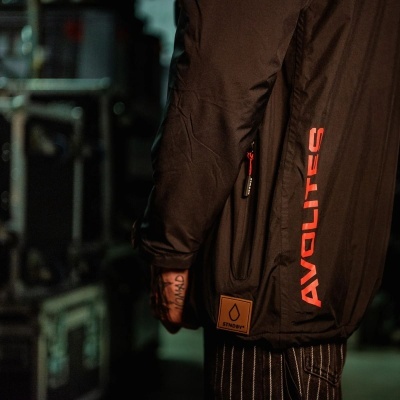 Casaco preto com texto laranja AVOLITES e patch STHOFF