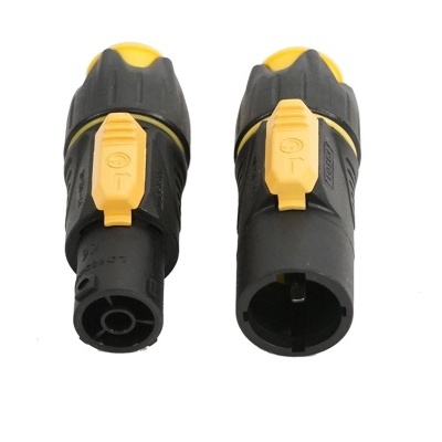 Dois conectores elétricos pretos com detalhes amarelos