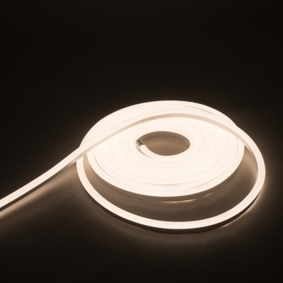 Fita de luz LED branca quente enrolada sobre fundo escuro