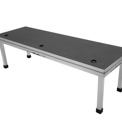 Banco rectangular com tampo preto e pernas metálicas prateadas