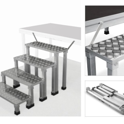 Escada metálica portátil de quatro degraus com superfície antiderrapante e estrutura prateada