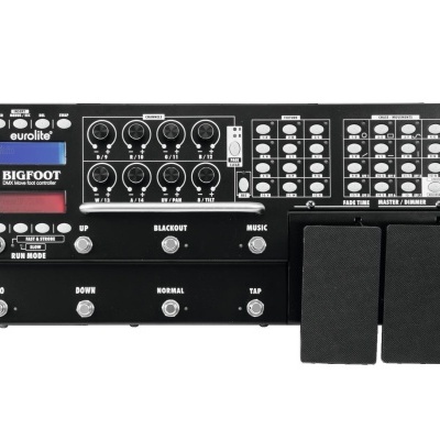 Pedaleira de efeitos para guitarra Eurolite Bigfoot preta com vários botões e pedais.