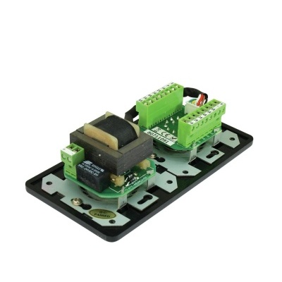 placa eletrónica verde com conectores e transformador numa base preta