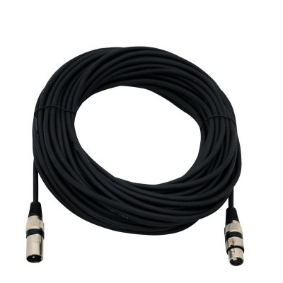 Cabo de áudio preto com conectores XLR em fundo branco