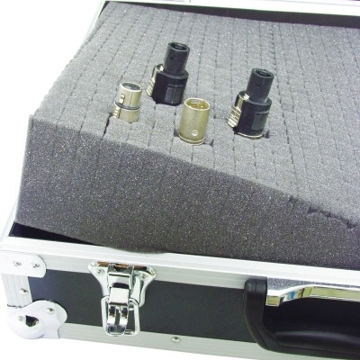 Mala preta com espuma cinzenta e conectores metálicos inseridos