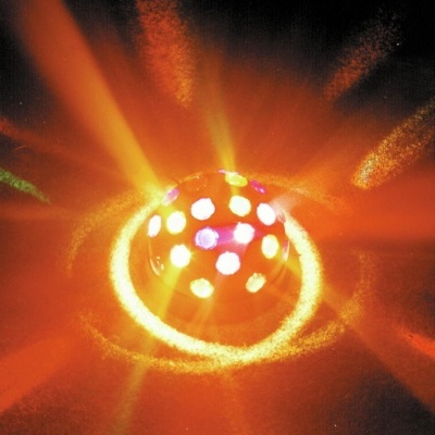 Esfera luminosa preta com luzes coloridas em ambiente escuro