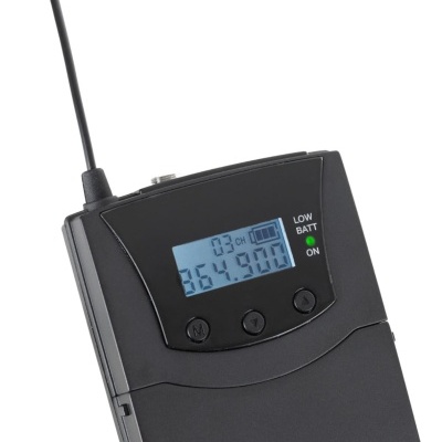 Dispositivo transmissor preto com antena, ecrã LCD e botões