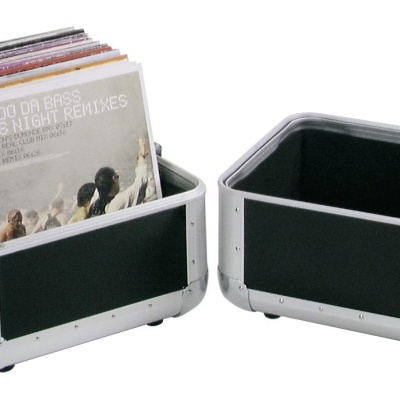Caixas retangulares pretas com bordas metálicas e discos de vinil