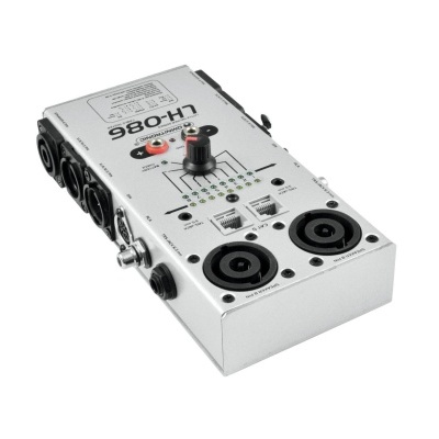 Interface de áudio Focusrite Scarlett 18i8 3rd Gen prata com botões e entradas de áudio.