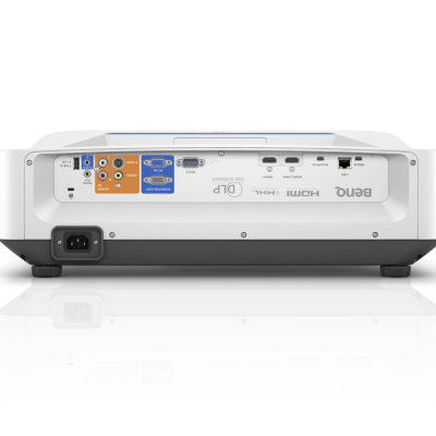 Projetor branco BenQ visto de trás com várias portas