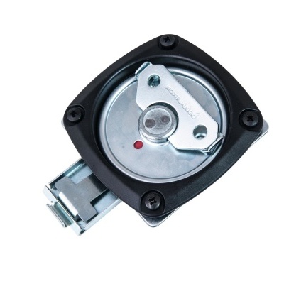 Peça metálica redonda com suporte plástico preto e parafusos visíveis