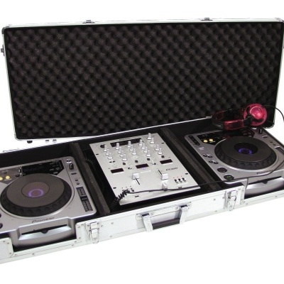 Conjunto de DJ com leitores de CD/DVD e mesa de mistura numa mala de transporte