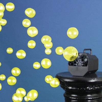 Máquina de bolhas preta com bolhas amarelas ao redor, fundo azul