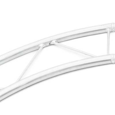 Estrutura metálica branca com tubos curvos e ligações cruzadas