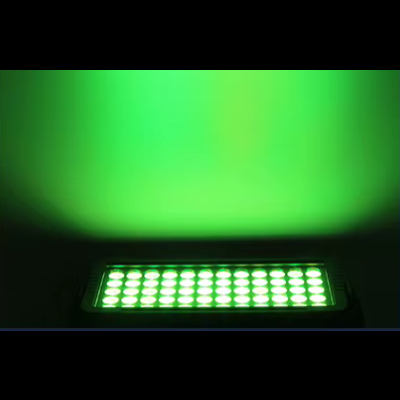 Painel de luz LED com iluminação verde numa parede escura