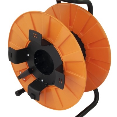 Carretel de cabo elétrico laranja com estrutura preta e alça para transporte