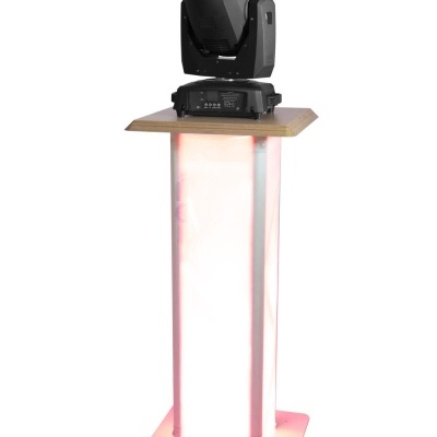Projétil de luz preto sobre pedestal iluminado branco com feixes rosa